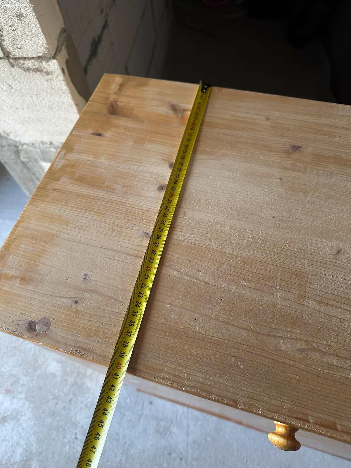 Starší retro dřevěná skříň za odvoz. Skrinka zdarma daruji za odvoz

Dvě police, k jedné chybí držící špunty tudíž nelze dát dovnitr. 

80x40x107

Jinak stav dle foto

Osobní odběr Jeřmanice u Liberce.