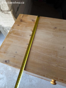 Starší retro dřevěná skříň za odvoz