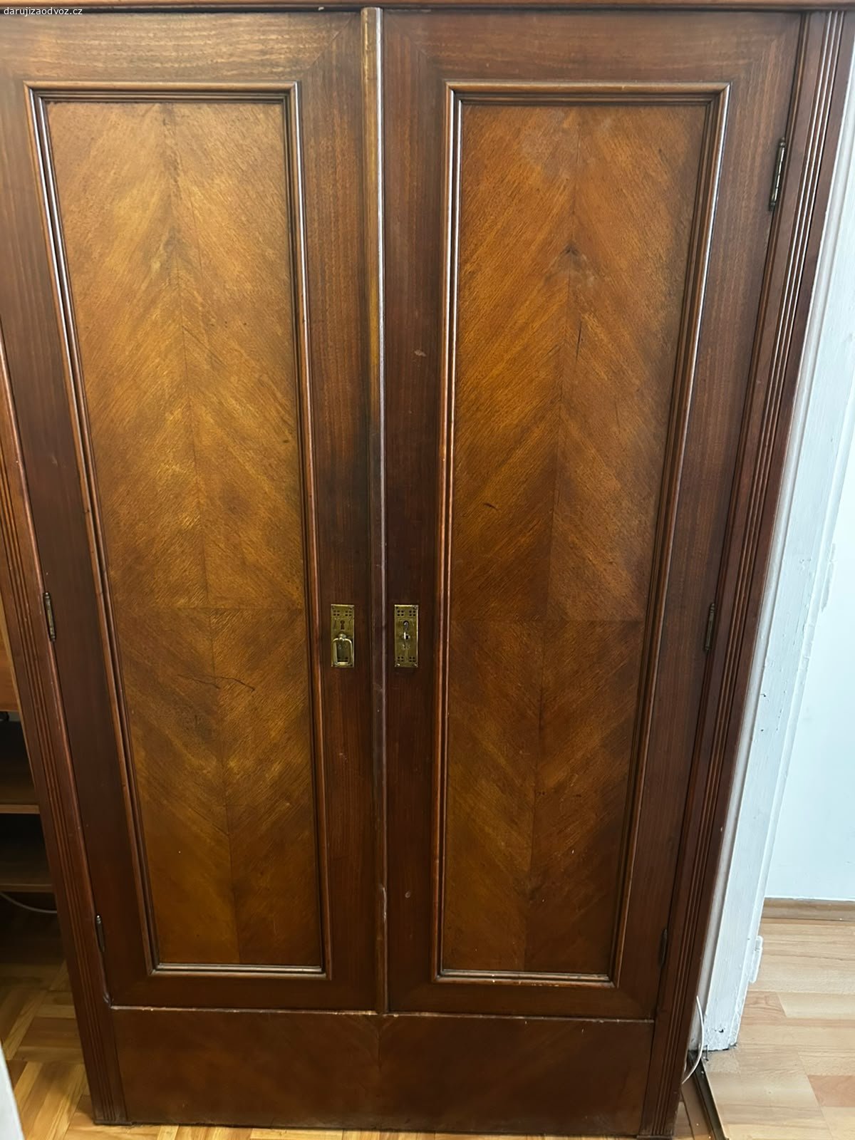 Starsi satni skrin. Daruji za odvoz, odber Podoli kdykoli po dohode. Rozměry 200x160x60