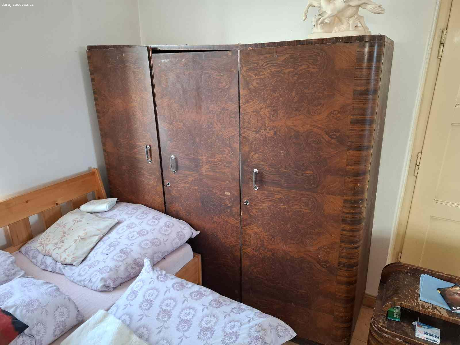 Starší skříně. Věnuji za odvoz starší skříně a sekretáře.