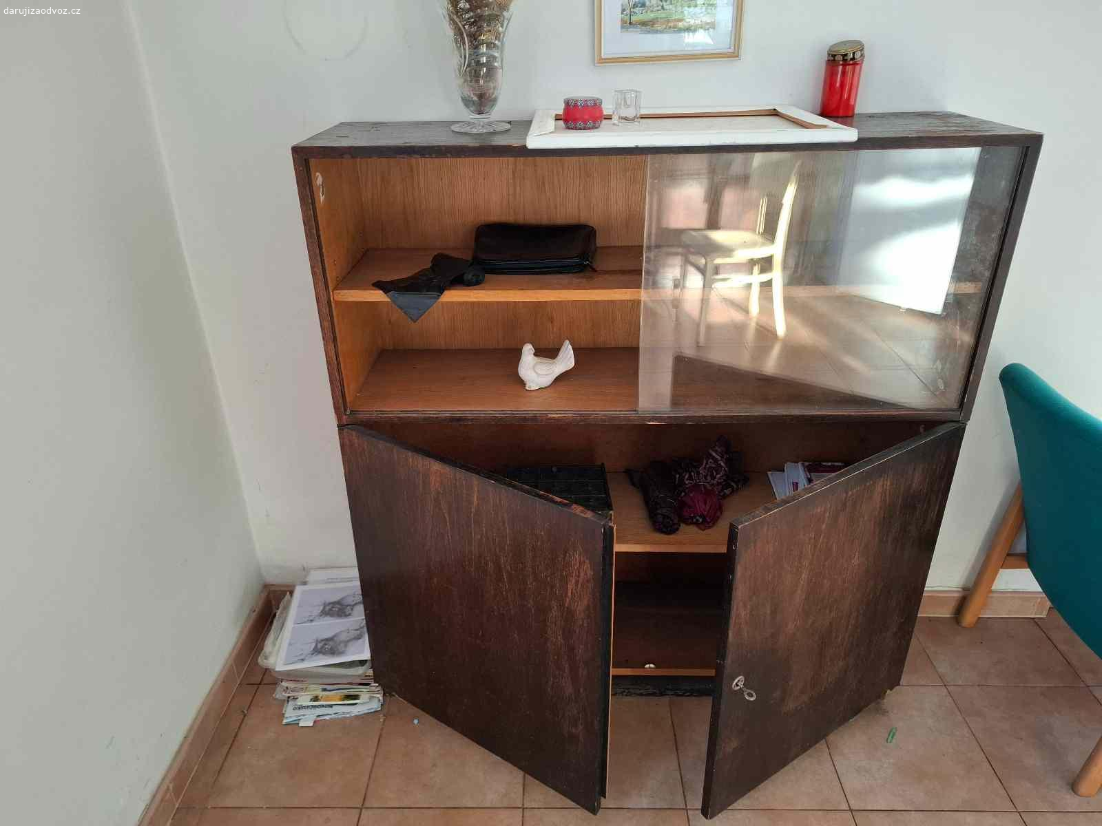 Starší skříně. Věnuji za odvoz starší skříně a sekretáře.