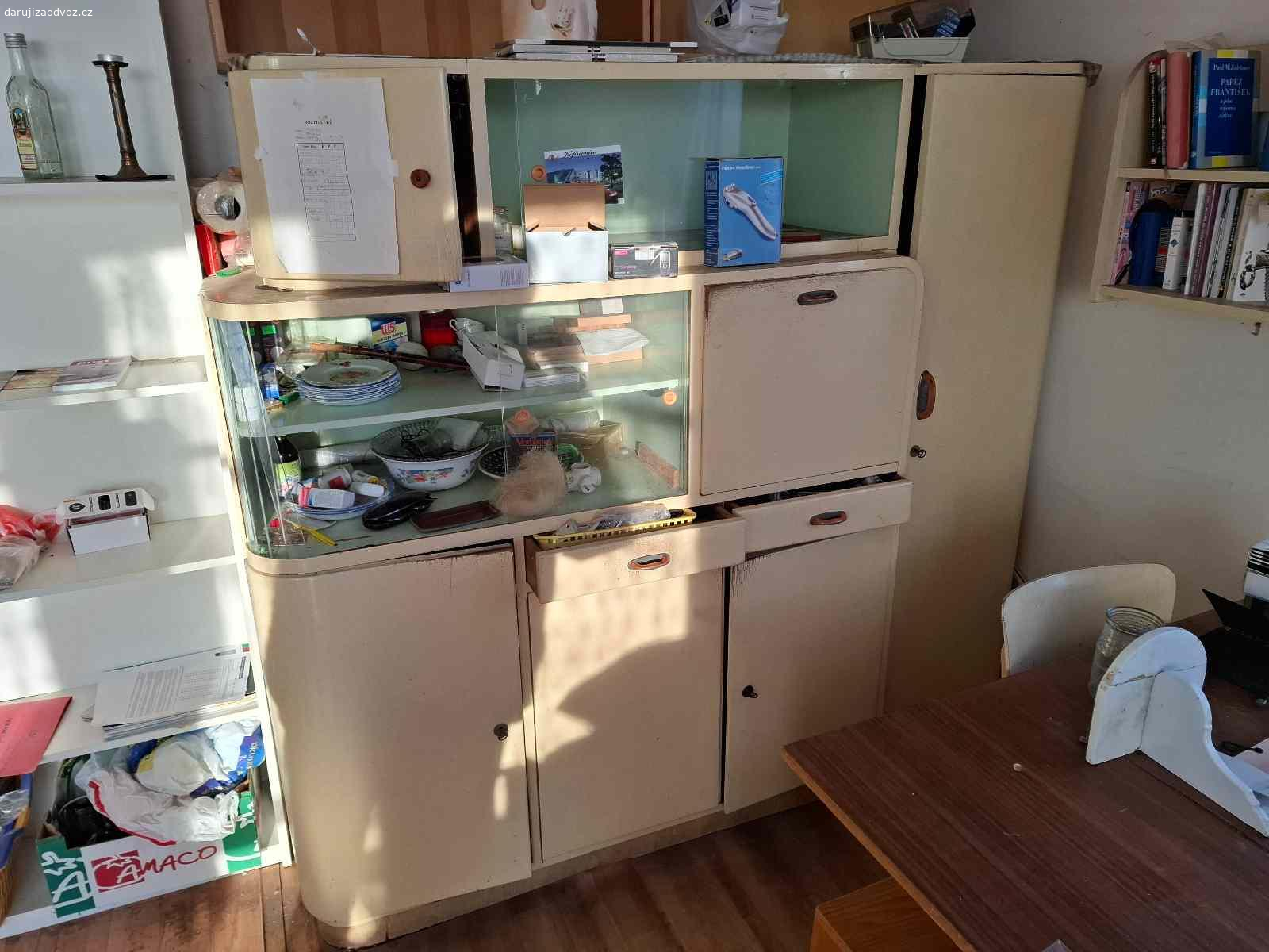 Starší skříně. Věnuji za odvoz starší skříně a sekretáře.