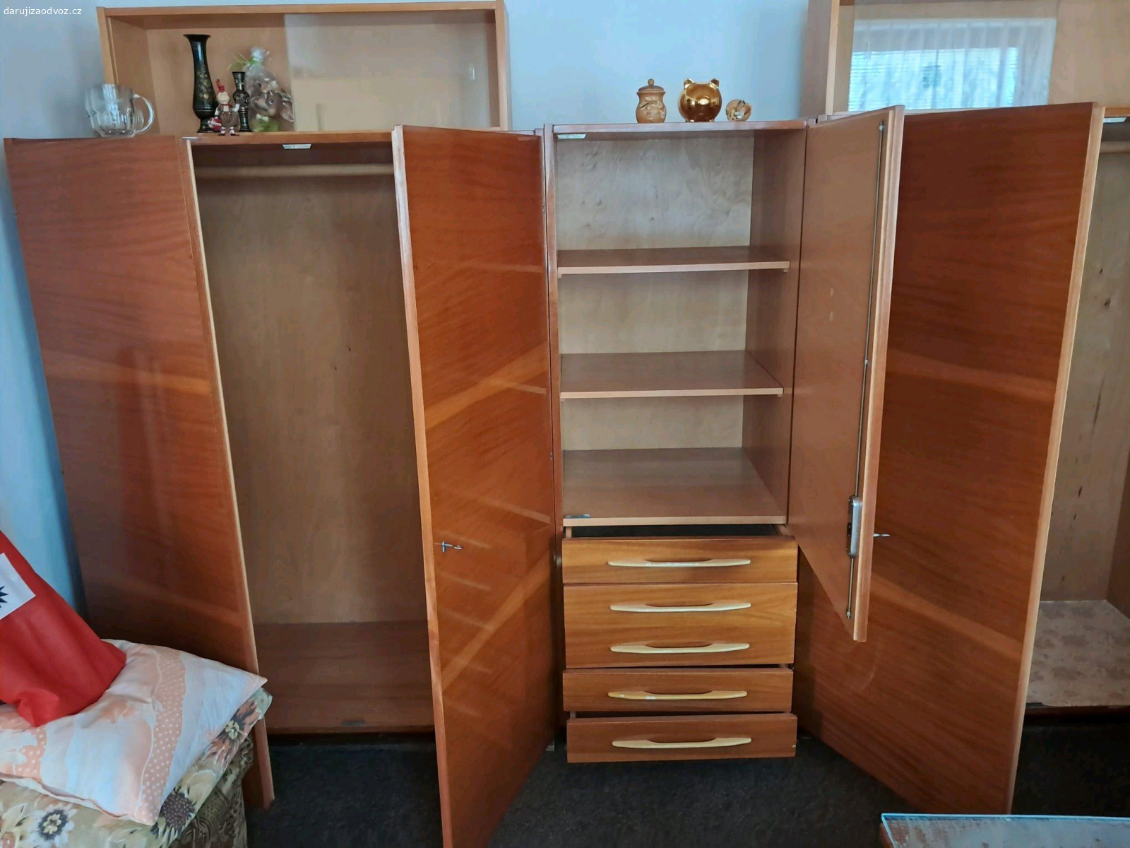 Starší skříně. Darujeme za odvoz pár starších, ovšem zachovalých šatních skříní se "skříňkou se šuplíkama" (viz foto)