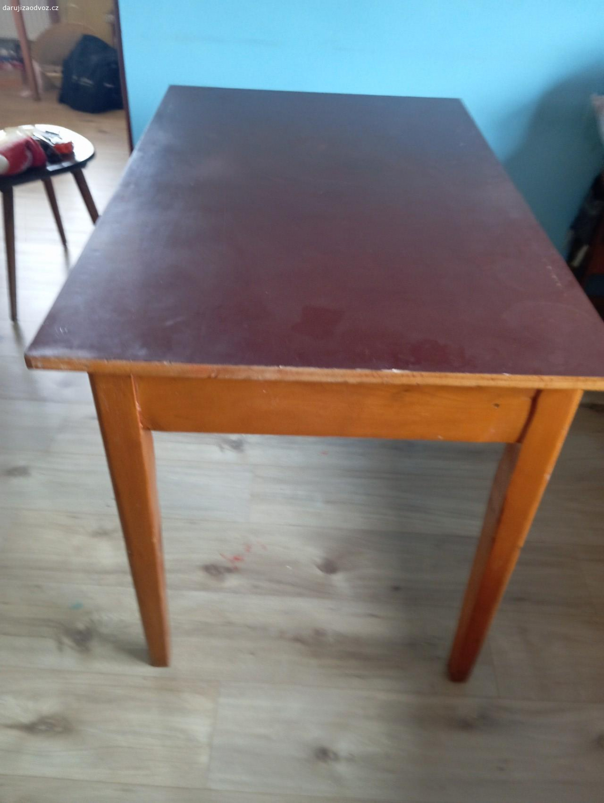 Daruji starší stůl se šuplíky. 78x109x69 vxšxh