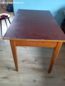 Daruji starší stůl se šuplíky