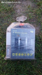 starý internetový modem a kabely