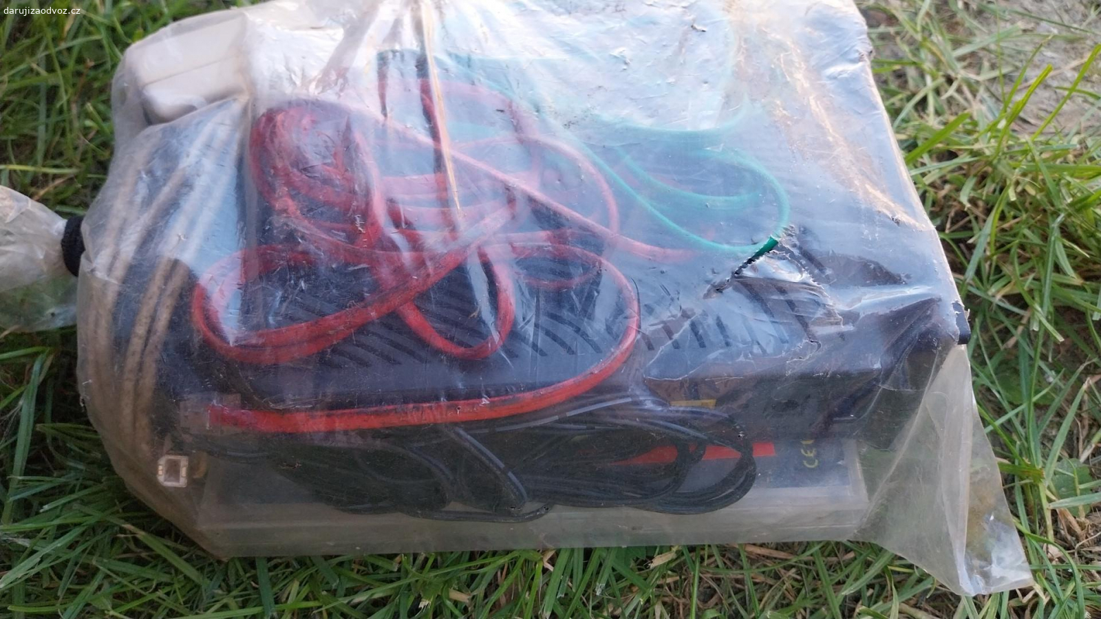 starý internetový modem a kabely. starý internetový modem a nějaké kabely a rozdvojky