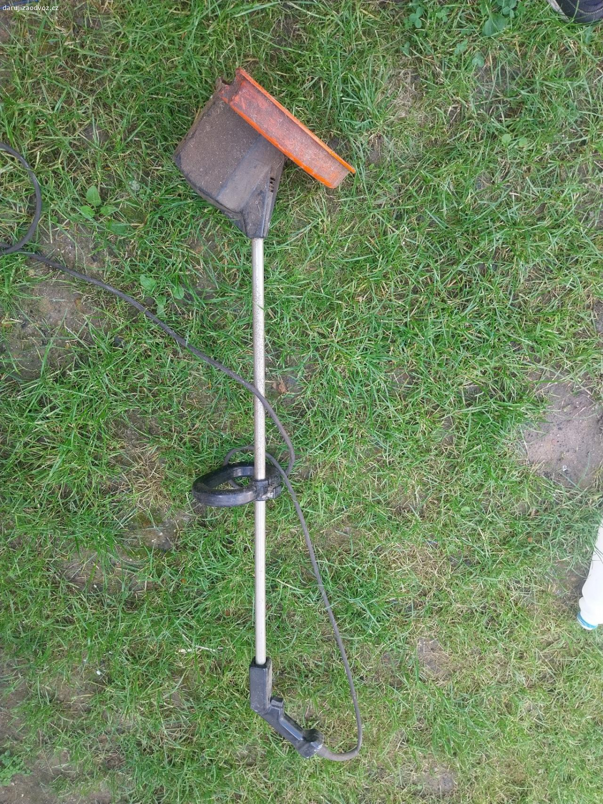 starý křovinořez. starý elektrický křovinořez