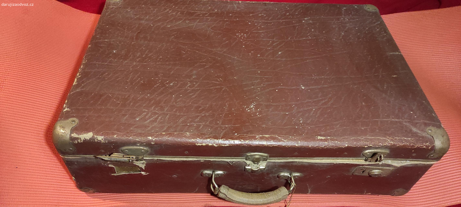 starý papírový kufr. Starý kufr, nefunguje zámek, sloužil kdysi jako kufr na tábor.