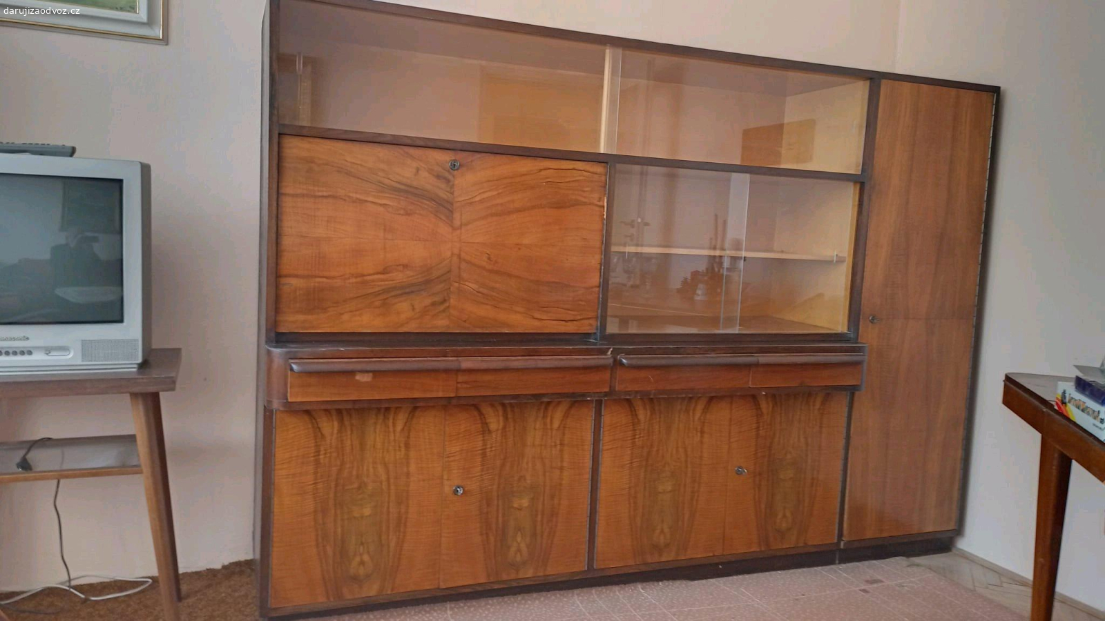 Starý sekretář 50.léta + skříň. Starý sekretář 50.léta + skříň, velmi dobrý stav.
Cena: Zdarma + vlastní odvoz - České Budějovice.
Rozměry sekretáře viz.foto. Skříň:výška 160cm, šířka 120cm, hloubka 59cm.