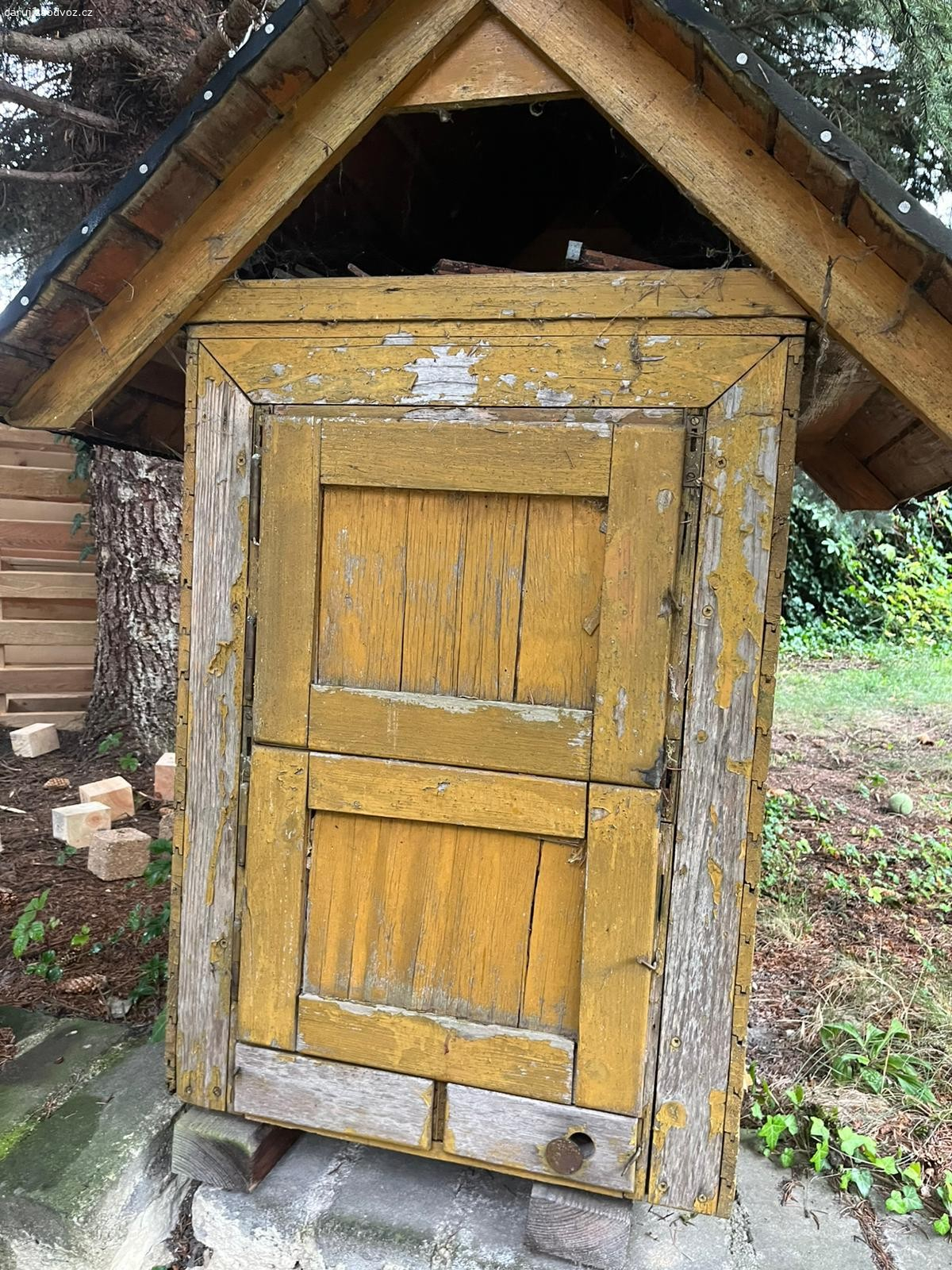 Starý včelín. Daruji starý úl po předchozích majitelích, nevíme co s ním, bytelný, viz foto.