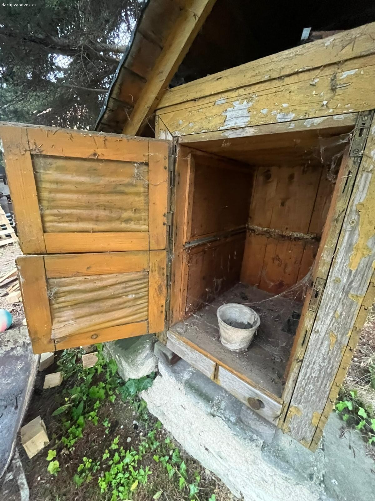 Starý včelín. Daruji starý úl po předchozích majitelích, nevíme co s ním, bytelný, viz foto.