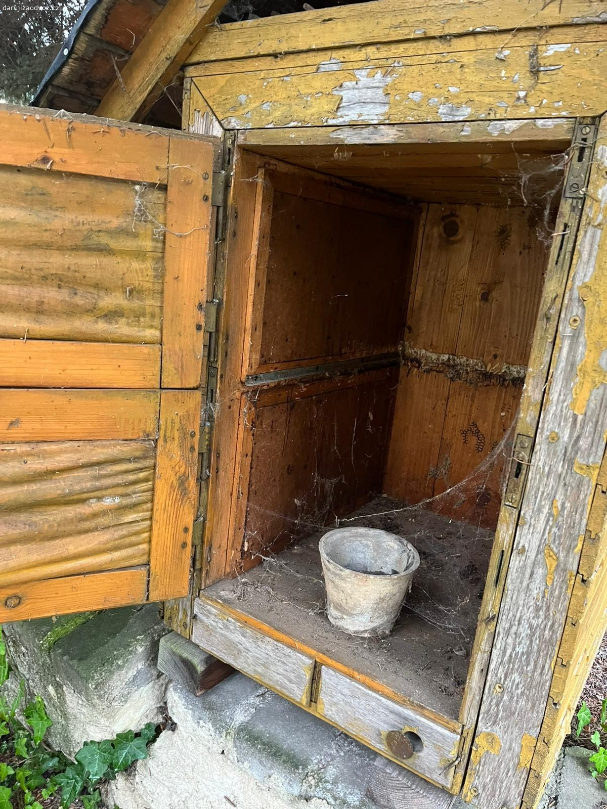 Starý včelín. Daruji starý úl po předchozích majitelích, nevíme co s ním, bytelný, viz foto.