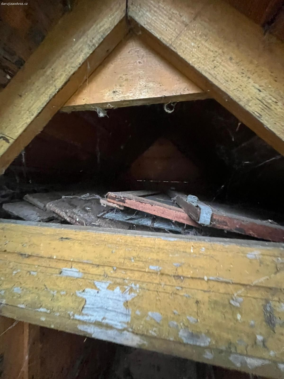 Starý včelín. Daruji starý úl po předchozích majitelích, nevíme co s ním, bytelný, viz foto.