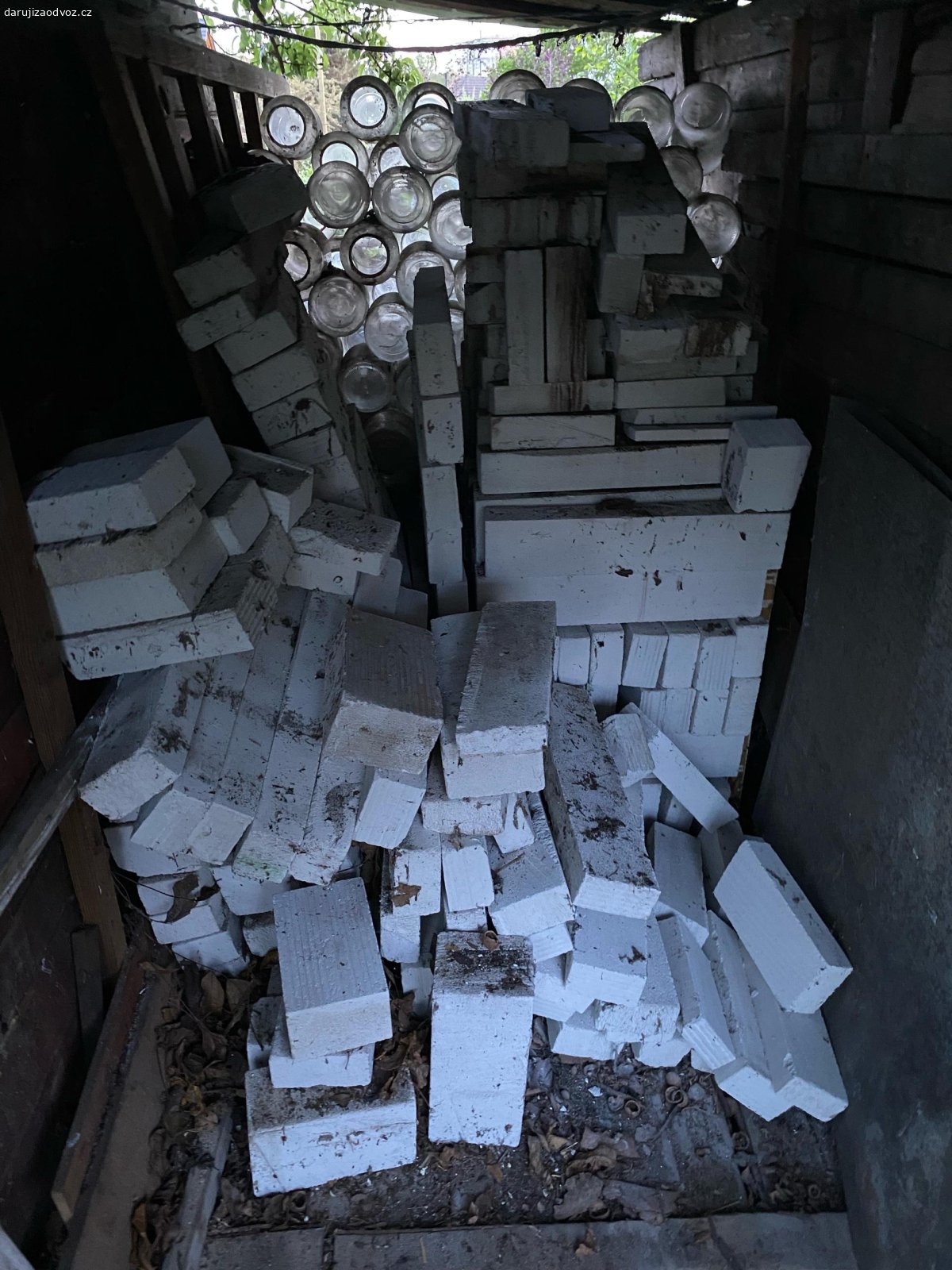Stavební materiál + sklenice. Daruji větší množství stavebního materiálu a skleněných lahví viz foto.
Jedná se o směs tvárnic (pravděpodobně pórobeton) a starších skleněných lahví.

Vše uložené v kůlně, vlastní odvoz.