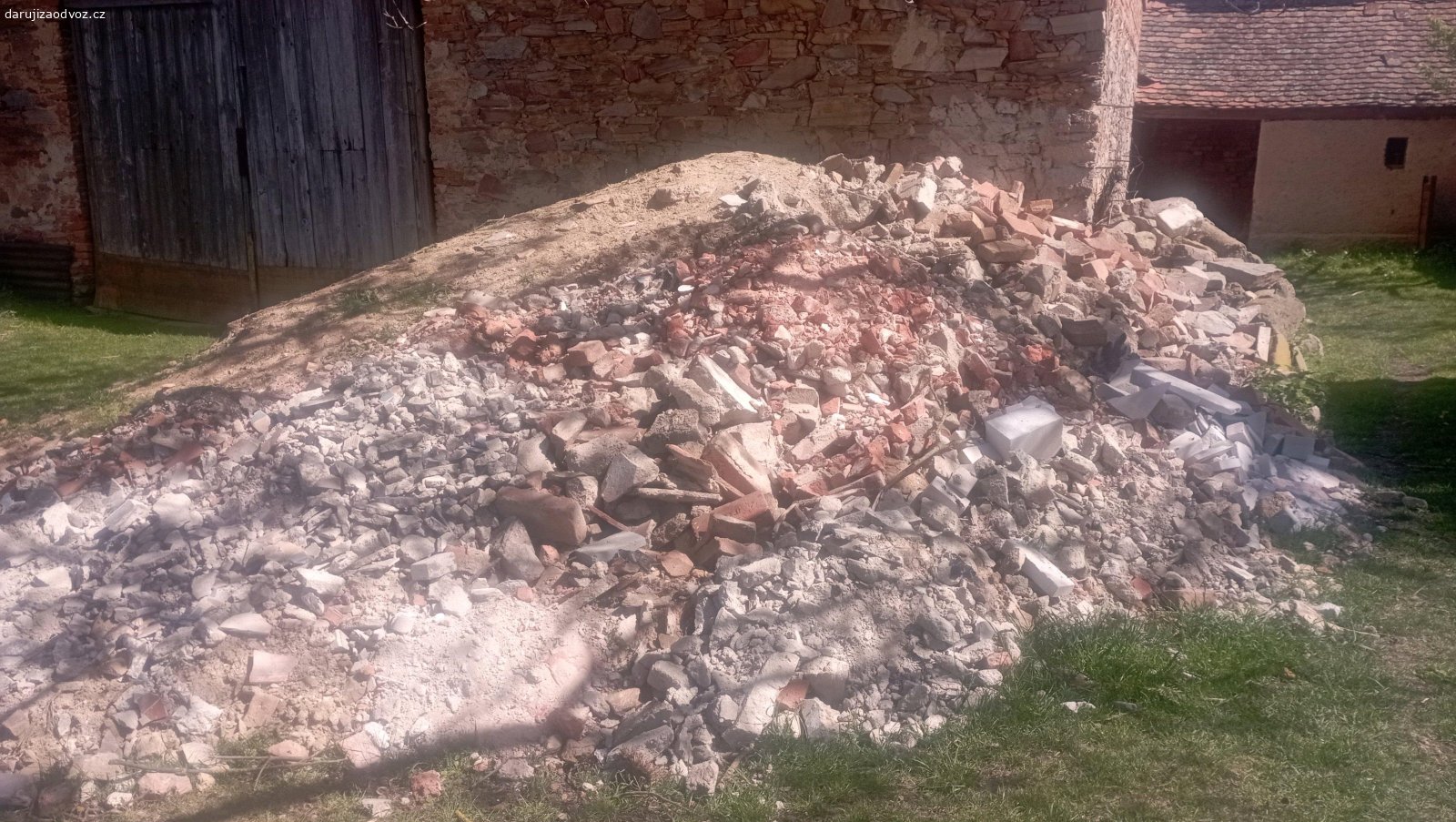 stavební suť. Za odvoz daruji stavební suť. cihly s betonem a hlína s drobnou sutí, vše je vykopáno z podlah.