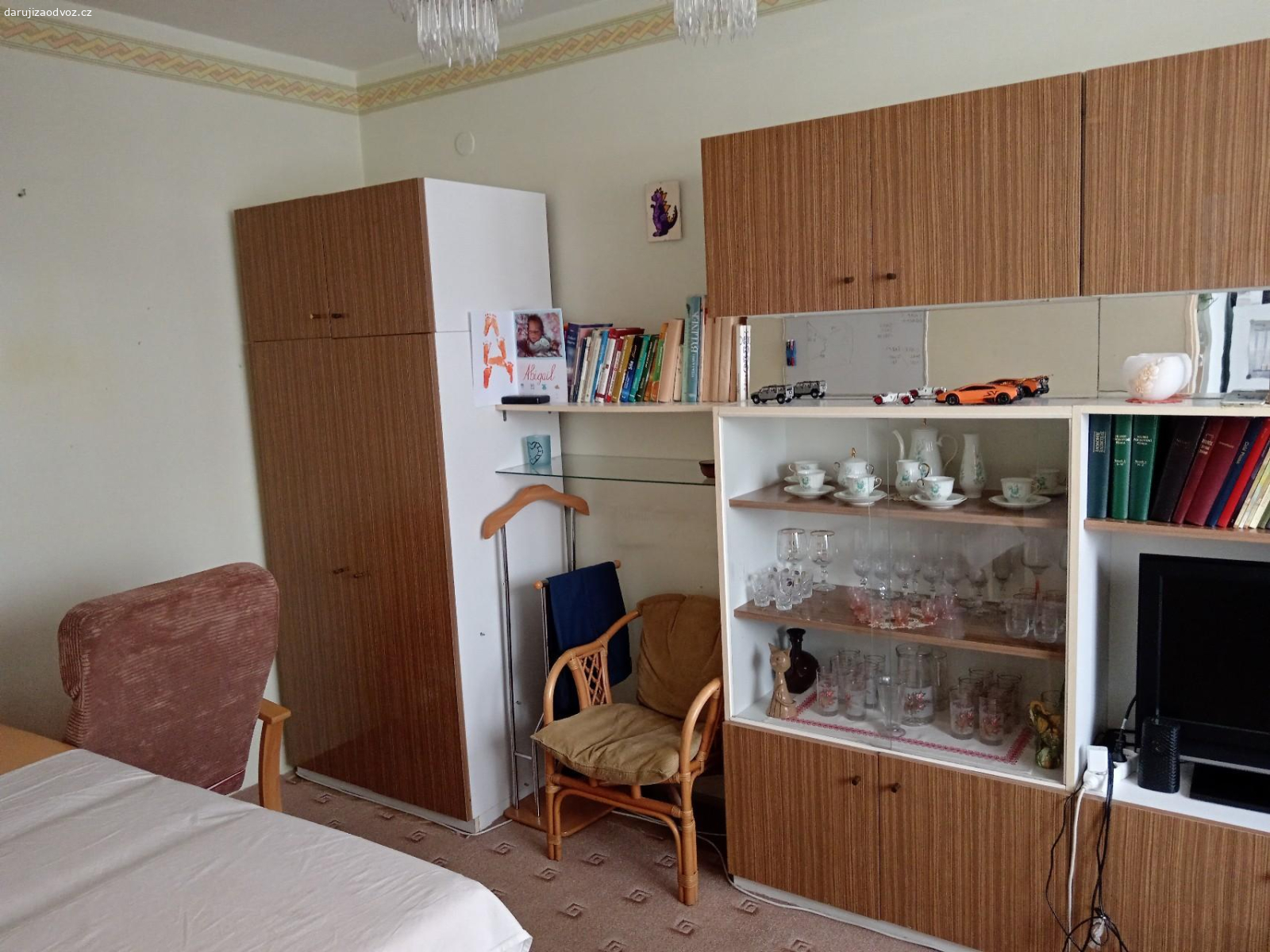 Stěna obývací. Dobrý stav 450 X 206 Cm - Bez ostatních věcí - jenom stěna.
