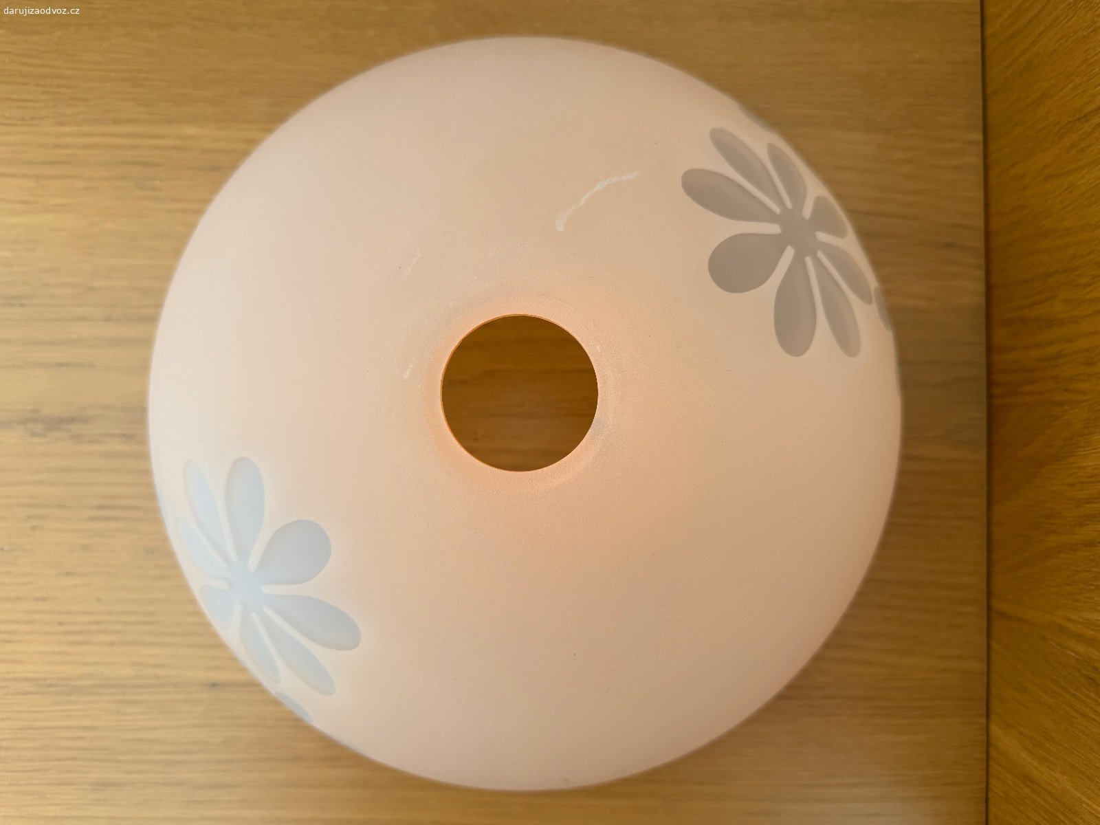 Stínidlo skleněné do dětského pokoje. Průměr stínidla 30 cm
Průměr otvoru pro objímku 4 cm

Nerezervuji, osobní odběr v Roudnici nad Labem

Ovoce nebo mlska pro děti potěší, ale není podmínkou.