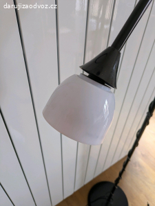 Stojací čtecí lampa