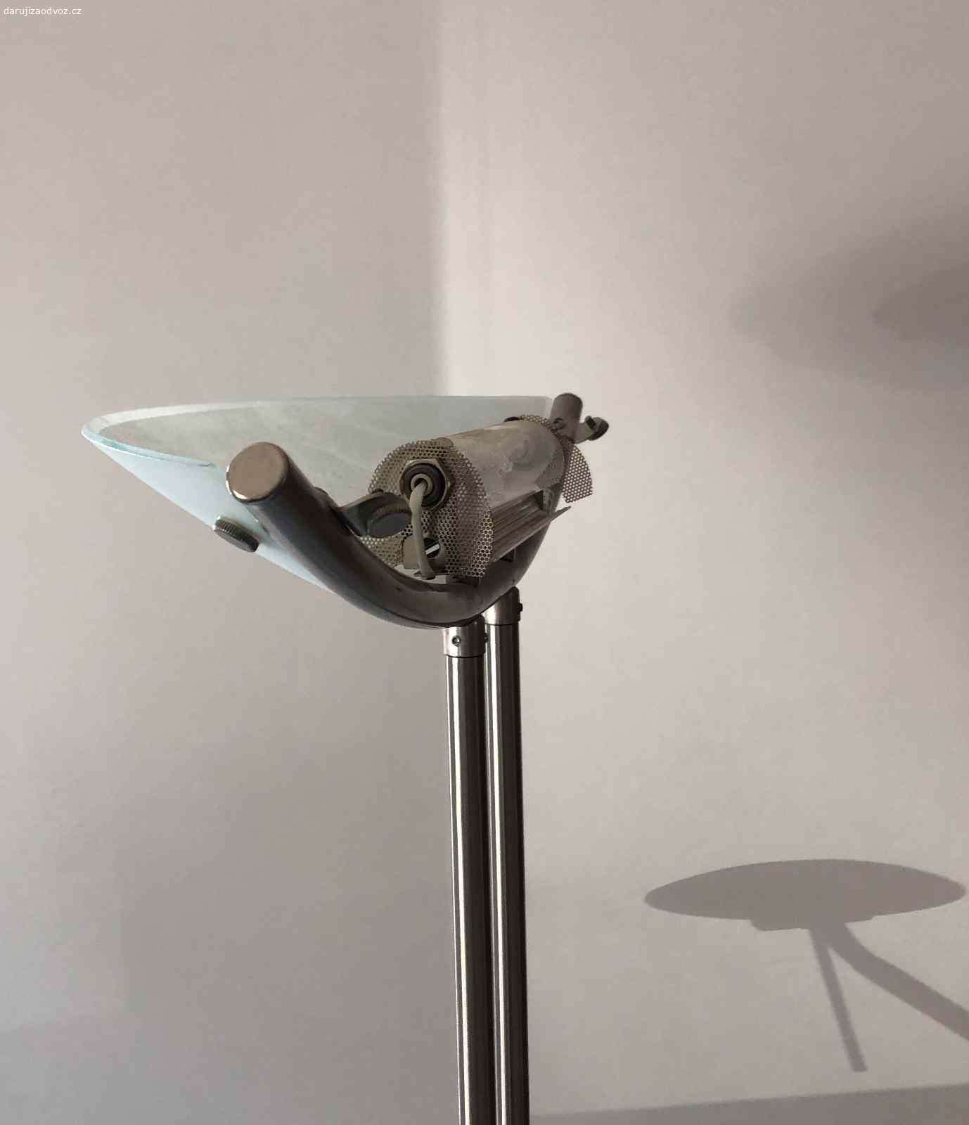 Stojací lampa. Daruji za odvoz stojací lampu. chybí jedno stínítko na vrchní části lampy a stínítko u spodního světla, obě světla mají stmívatelné žárovky