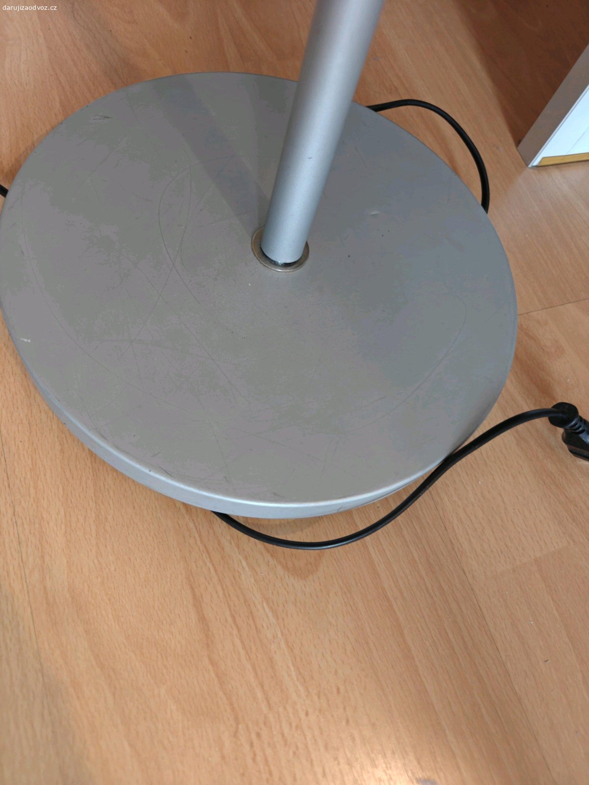 stojací lampa. funkční, ale "nestojací" - potřebuji opravu v místě připojení "nohy" k báze. odevzdávám bez žárovky.