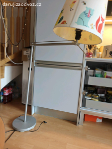 stojací lampa