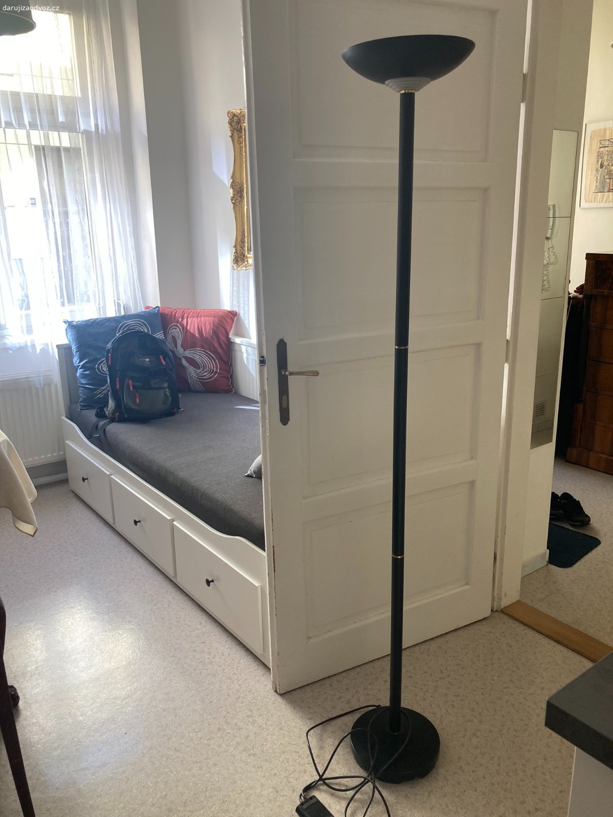 Stojací lampy s osvětlením ke stropu. Daruji za odvoz 3 kusy černých stojacích lamp a 1 ks stříbrné lampy, cca 185 cm vysoké, osvětlení ke stropu, funkce regulace svícení (stmívání). Možné i jednotlivě.  K převzetí v Praze 4, Podolí. Volejte prosím pro upřesnění doby odvozu