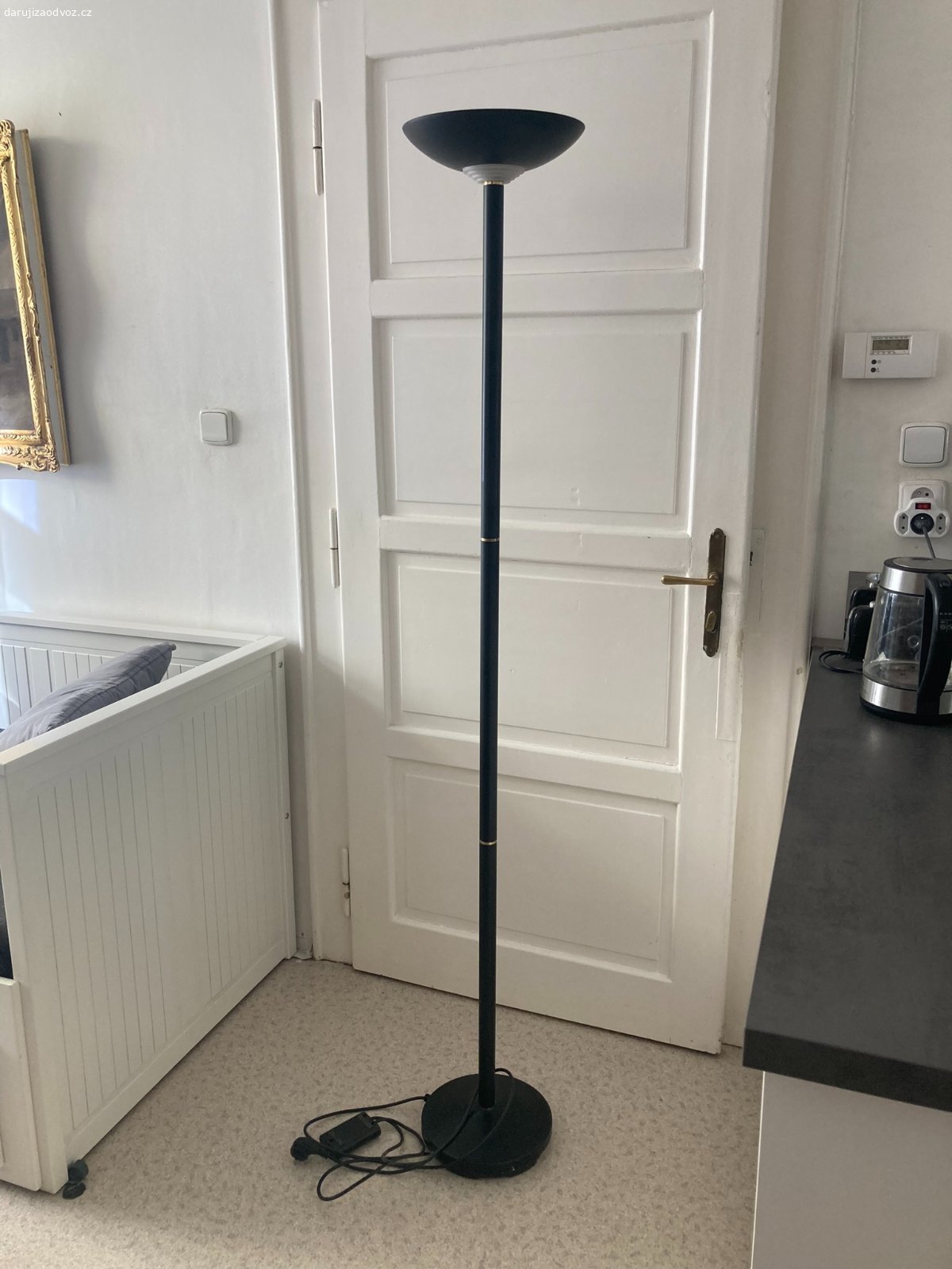 Stojací lampy s osvětlením ke stropu. Daruji za odvoz 3 kusy černých stojacích lamp a 1 ks stříbrné lampy, cca 185 cm vysoké, osvětlení ke stropu, funkce regulace svícení (stmívání). Možné i jednotlivě.  K převzetí v Praze 4, Podolí. Volejte prosím pro upřesnění doby odvozu