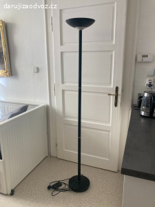 Stojací lampy s osvětlením ke stropu