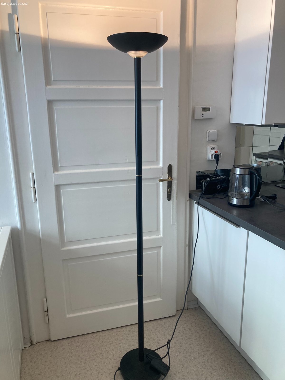 Stojací lampy s osvětlením ke stropu. Daruji za odvoz 3 kusy černých stojacích lamp a 1 ks stříbrné lampy, cca 185 cm vysoké, osvětlení ke stropu, funkce regulace svícení (stmívání). Možné i jednotlivě.  K převzetí v Praze 4, Podolí. Volejte prosím pro upřesnění doby odvozu