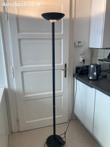 Stojací lampy s osvětlením ke stropu