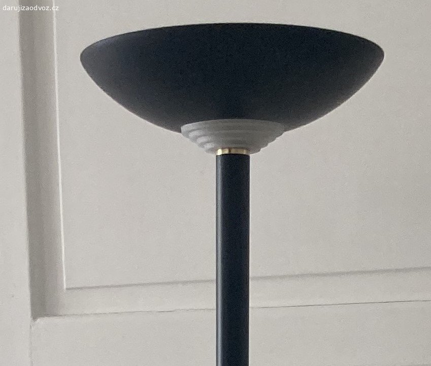 Stojací lampy s osvětlením ke stropu. Daruji za odvoz 3 kusy černých stojacích lamp a 1 ks stříbrné lampy, cca 185 cm vysoké, osvětlení ke stropu, funkce regulace svícení (stmívání). Možné i jednotlivě.  K převzetí v Praze 4, Podolí. Volejte prosím pro upřesnění doby odvozu