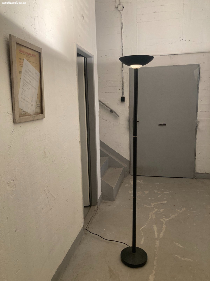 Stojací lampy s osvětlením ke stropu