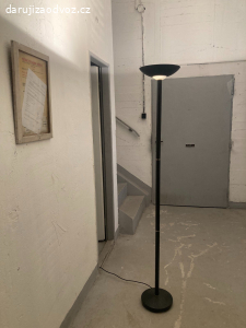 Stojací lampy s osvětlením ke stropu