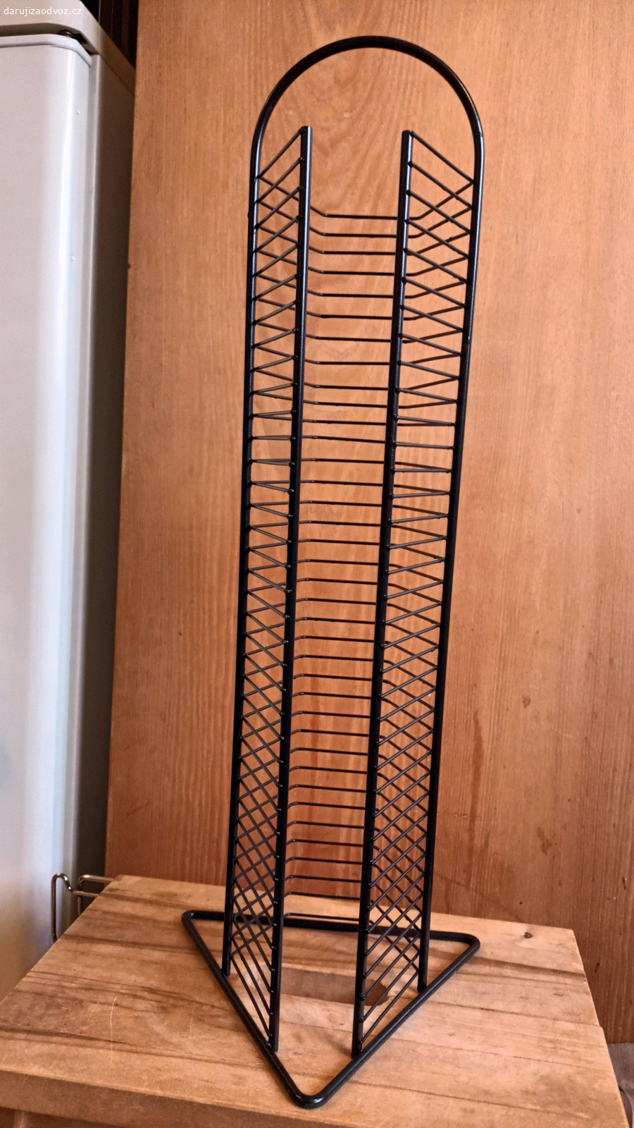 Stojan na CD. Daruji kovový stojan na CD. Výška 60 cm. Pouze osobní odběr.