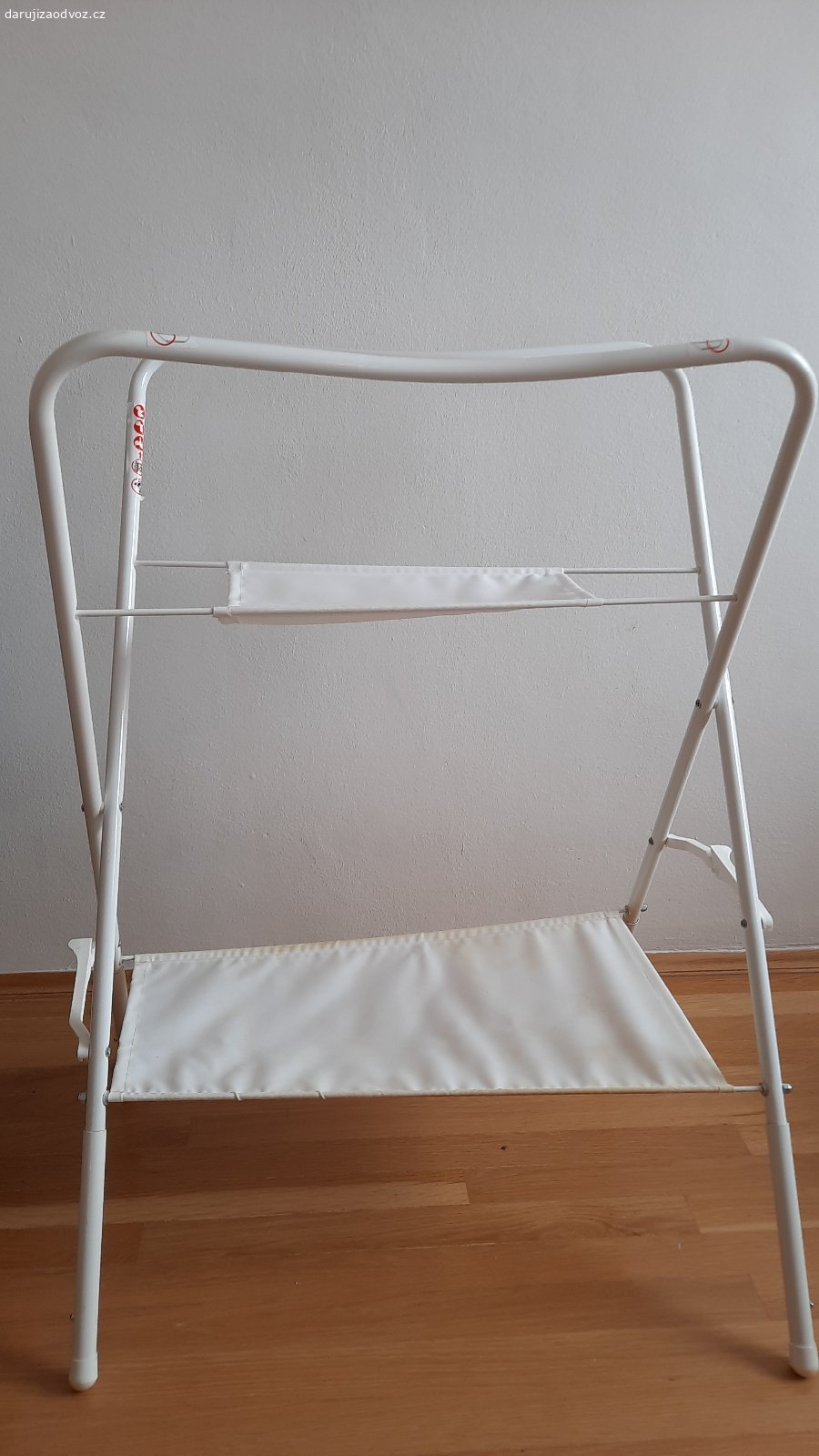 Stojan na dětskou vaničku. Nabízím stojan na dětskou vaničku. Na spodním látkovém díle jsou patrné známky používání (barva).