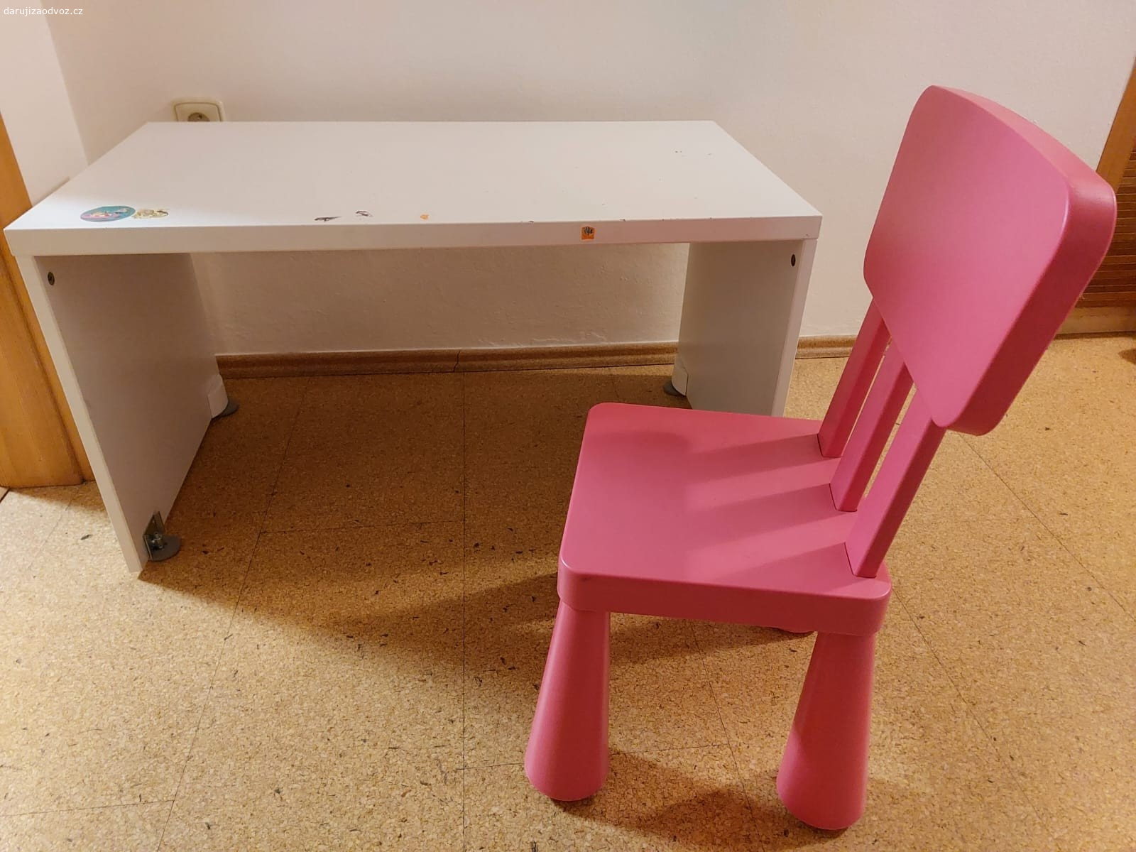 stoleček. Daruji za odvoz malý stoleček Ikea + židličku