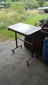 Stolek na kolečkách