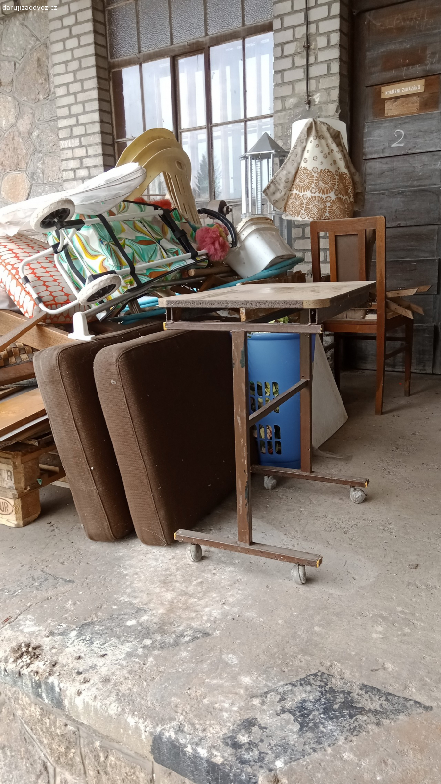 Stolek na kolečkách. Sice to není výkřik estetiky, ale je kovový a pevný.
Tak třeba než vyhodím, tak si přijeďte...