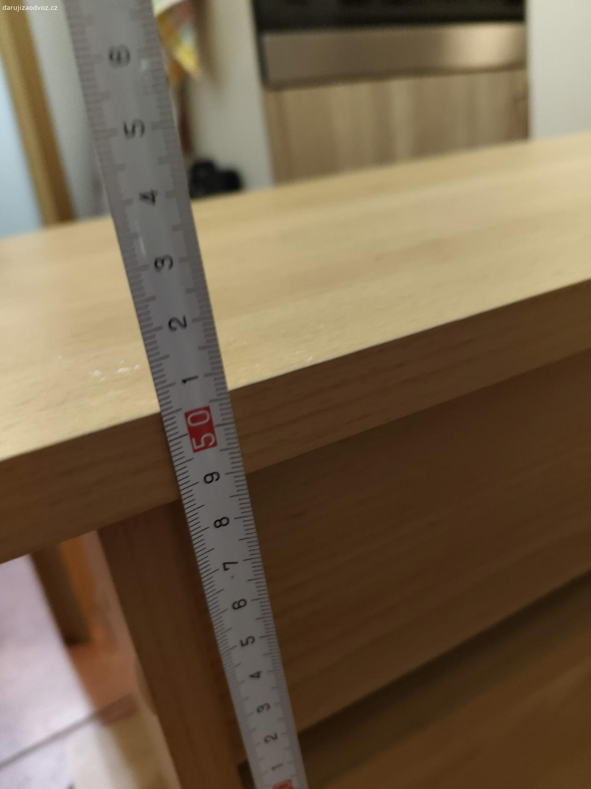 stolek na kolečkách. nepoškozený stolek na kolečkách