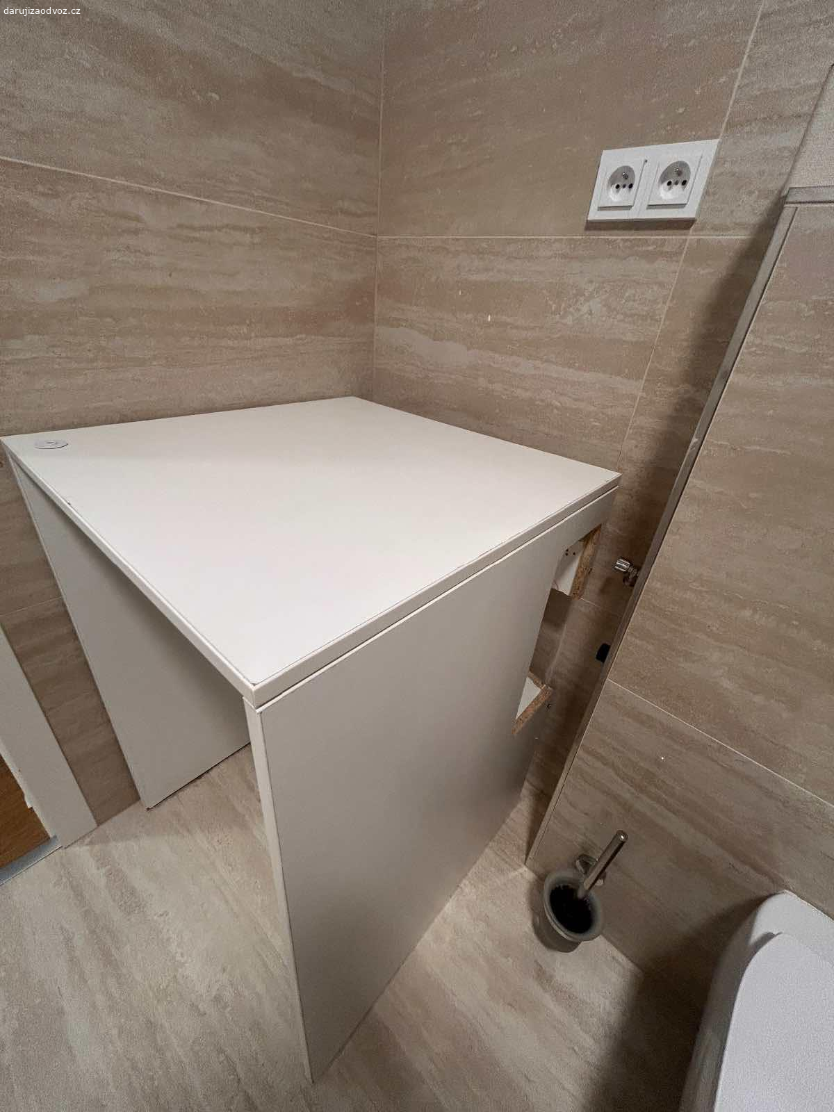Stolek nad pračku. Stolek za odvoz (Barrandov)

Nabízíme bytelný a plně funkční stolek zdarma za odvoz.
	•	Rozměry: šířka 63 cm, výška 87 cm, hloubka 66 cm
	•	Barva: bílá
	•	Stav: funkční, stabilní
	•	Poznámka: na boku je prohlubeň – vznikla kvůli přívodní trubici od pračky

Osobní odběr Barrandov, parkování možné přímo před domem.

V případě zájmu napište.