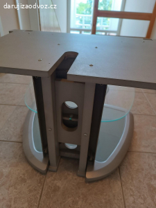 stolek pod televizi