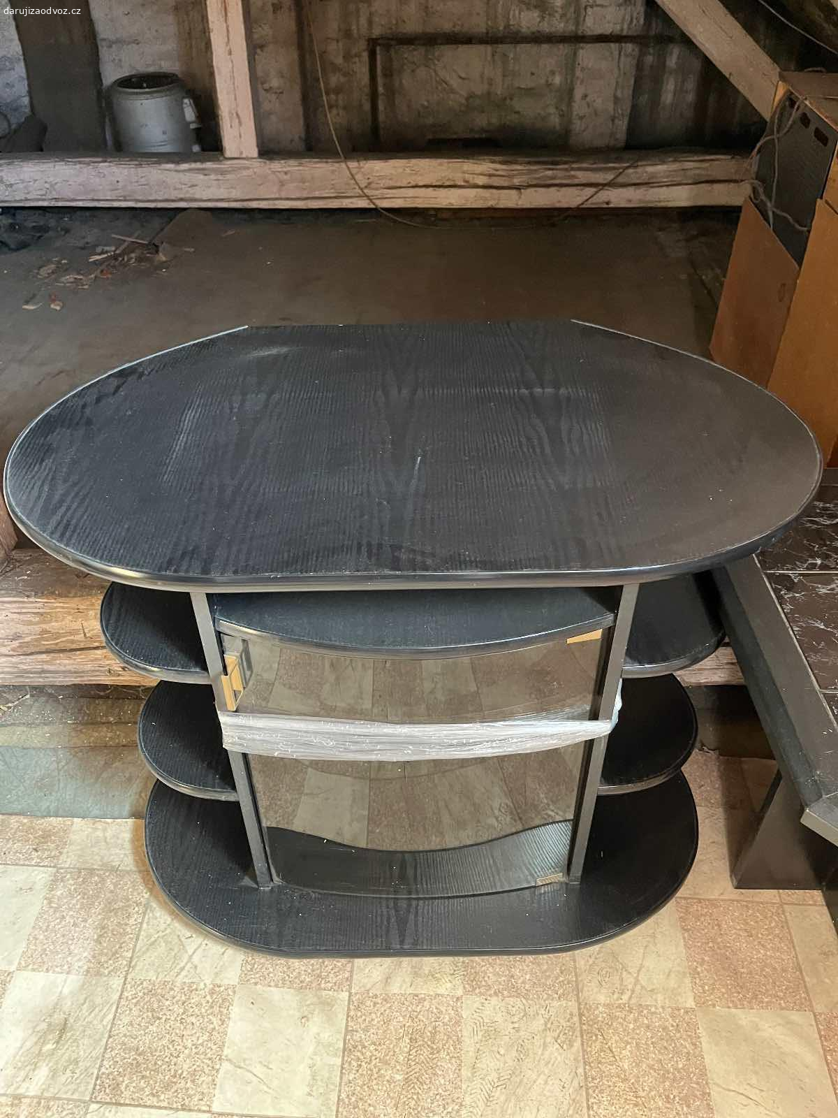 Stolek pod TV. TV stolek se skleněnými dvířky v černém dřevo-dekoru