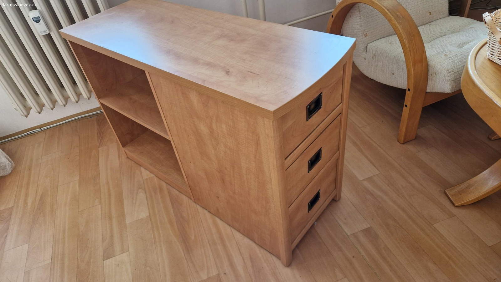 Stolek se šuplíky/ noční stolek. Stolek se šuplíky/ noční stolek
podívejte se na fota prosím 
100x66x36,5cm
Za odvoz. Čokoláda Lindt potěší, není podmínkou.