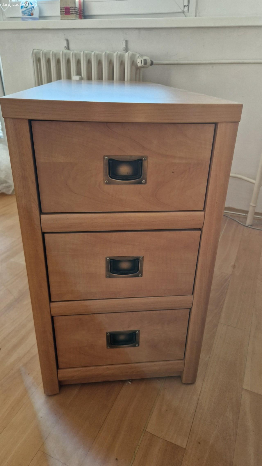 Stolek se šuplíky/ noční stolek. Stolek se šuplíky/ noční stolek
podívejte se na fota prosím 
100x66x36,5cm
Za odvoz. Čokoláda Lindt potěší, není podmínkou.