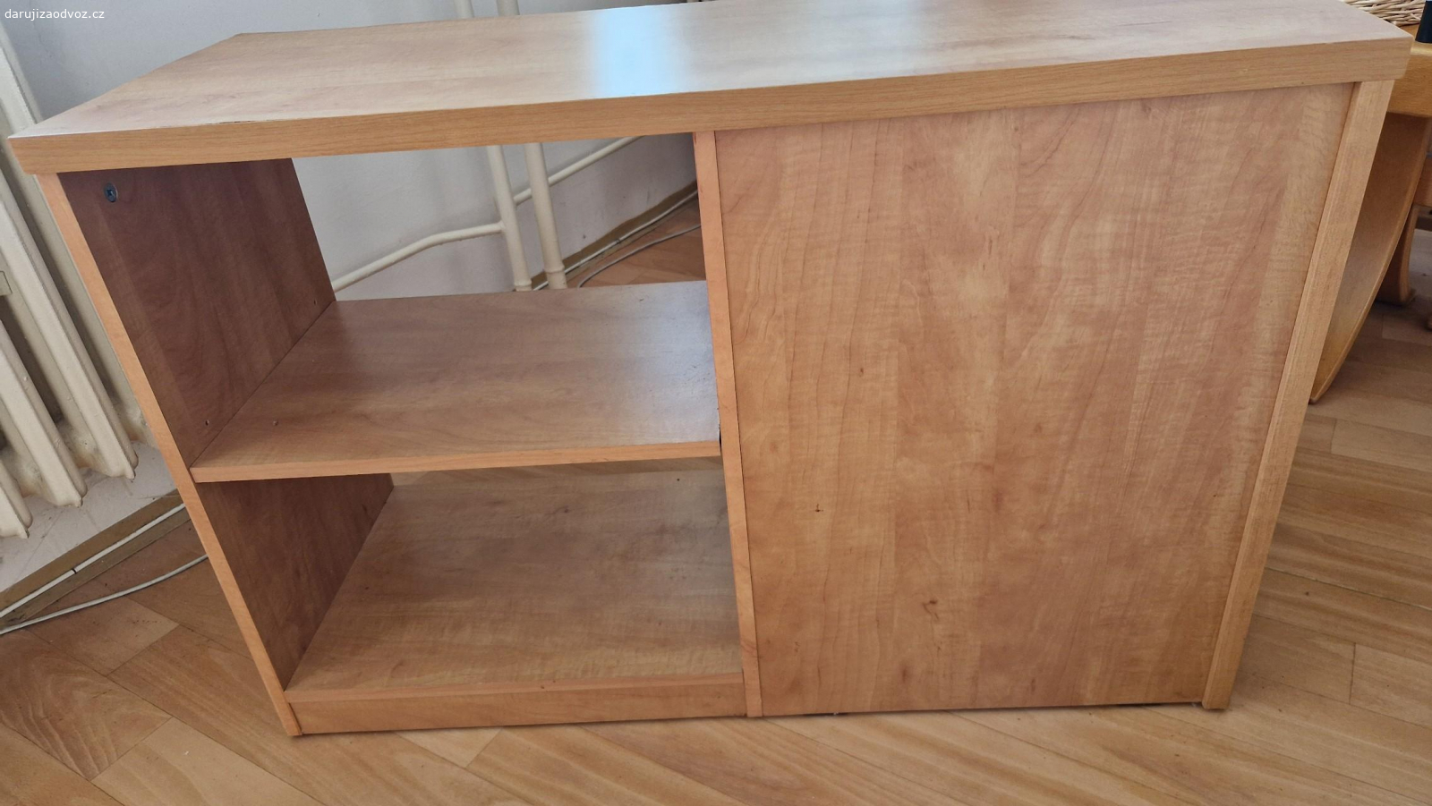 Stolek se šuplíky/ noční stolek. Stolek se šuplíky/ noční stolek
podívejte se na fota prosím 
100x66x36,5cm
Za odvoz. Čokoláda Lindt potěší, není podmínkou.
