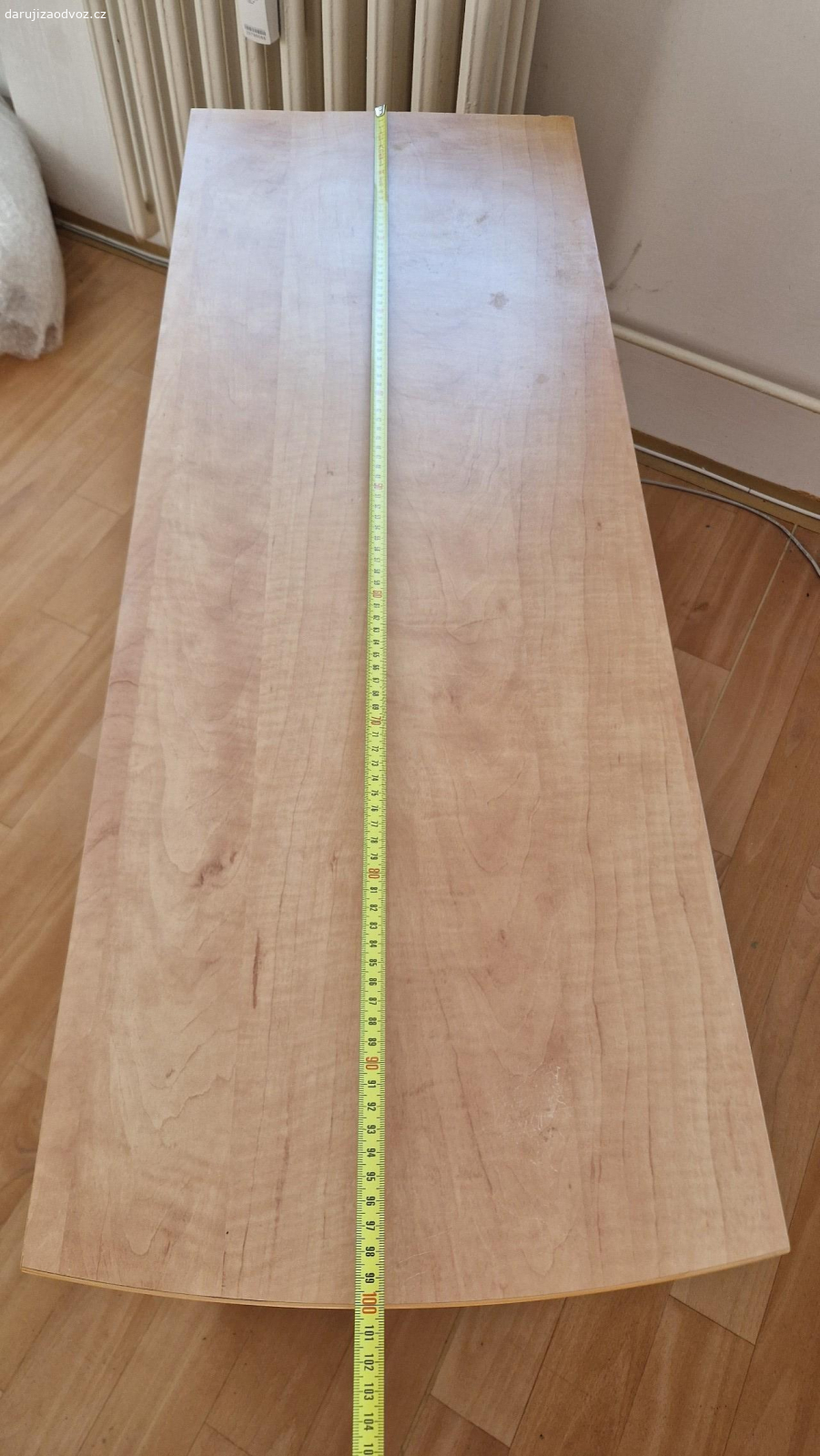 Stolek se šuplíky/ noční stolek. Stolek se šuplíky/ noční stolek
podívejte se na fota prosím 
100x66x36,5cm
Za odvoz. Čokoláda Lindt potěší, není podmínkou.