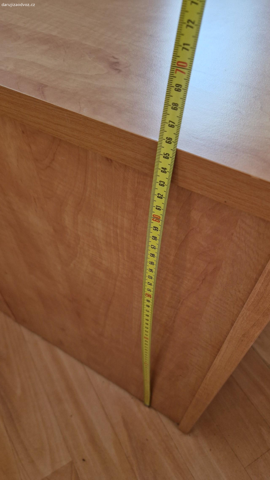 Stolek se šuplíky/ noční stolek. Stolek se šuplíky/ noční stolek
podívejte se na fota prosím 
100x66x36,5cm
Za odvoz. Čokoláda Lindt potěší, není podmínkou.