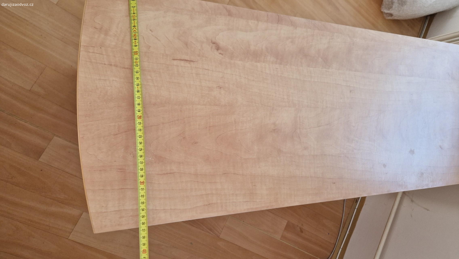 Stolek se šuplíky/ noční stolek. Stolek se šuplíky/ noční stolek
podívejte se na fota prosím 
100x66x36,5cm
Za odvoz. Čokoláda Lindt potěší, není podmínkou.