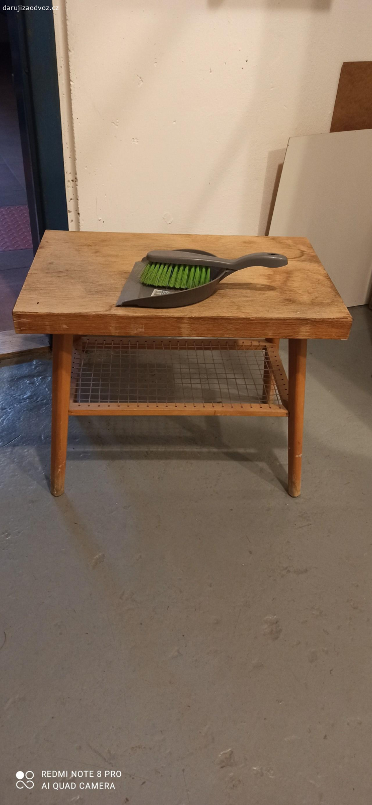 Daruji stolek. starý stolek pod kytku